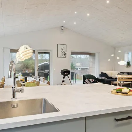 5 Bedroom In Holiday home